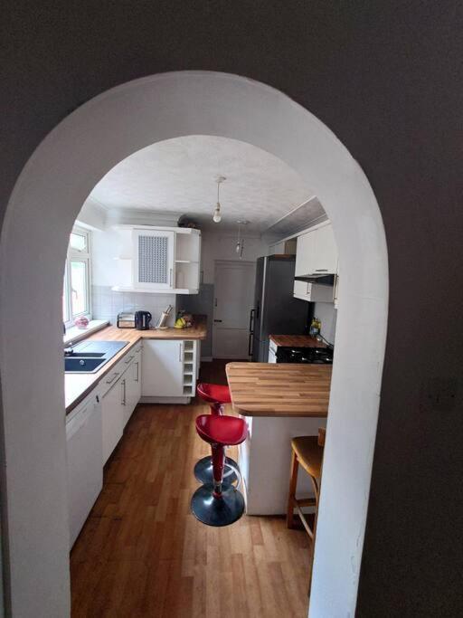Edwardian 4 Bedrooms With 4 Bathrooms Townhouse, Next To Underground, Accommodates 10 People London Bagian luar foto
