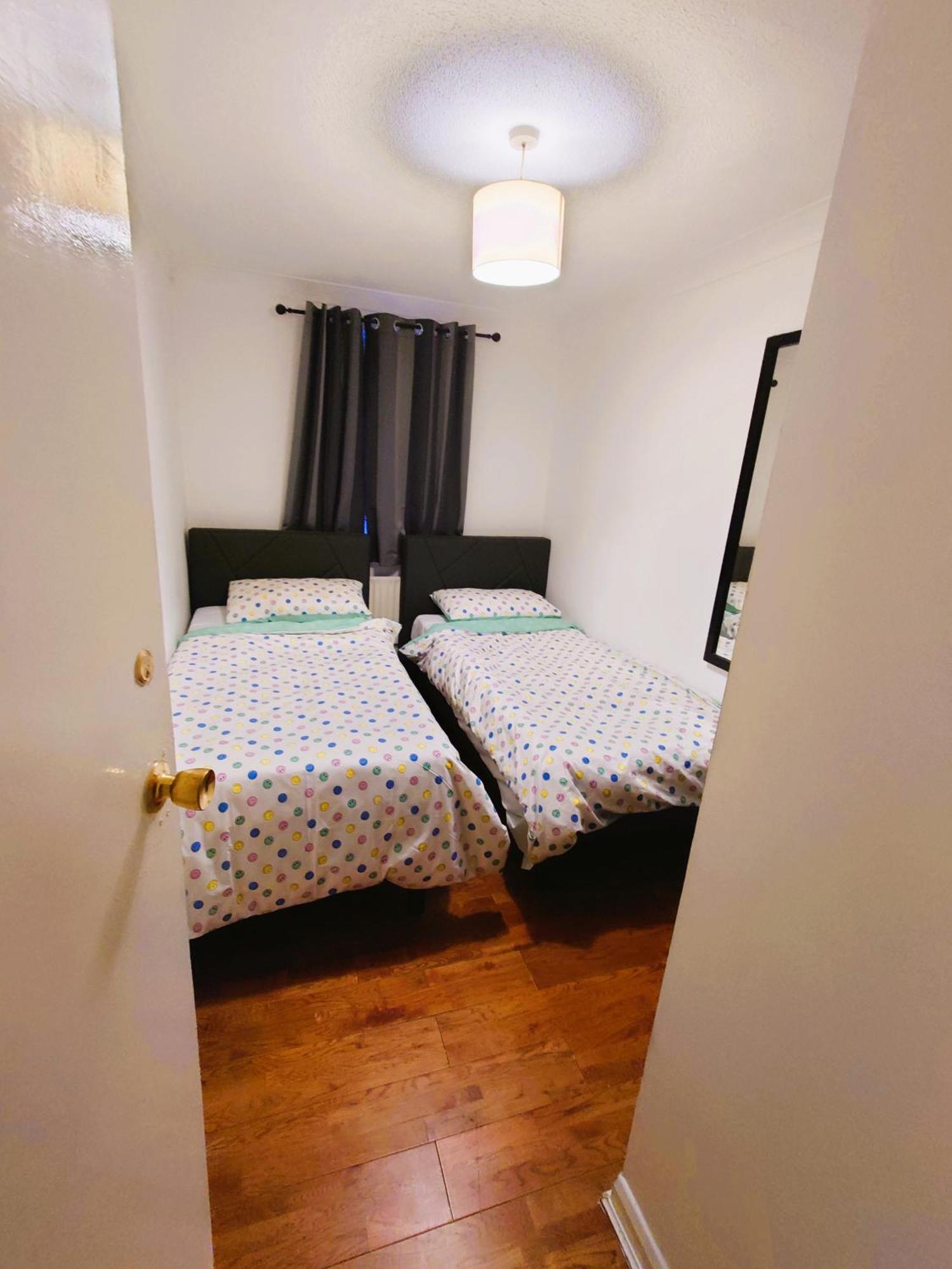 Edwardian 4 Bedrooms With 4 Bathrooms Townhouse, Next To Underground, Accommodates 10 People London Bagian luar foto